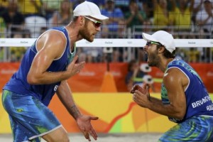 Alison e Bruno vencem holandeses e levam Brasil à final do vôlei de praia | Reuters/Pilar Olivares/Direitos Reservados