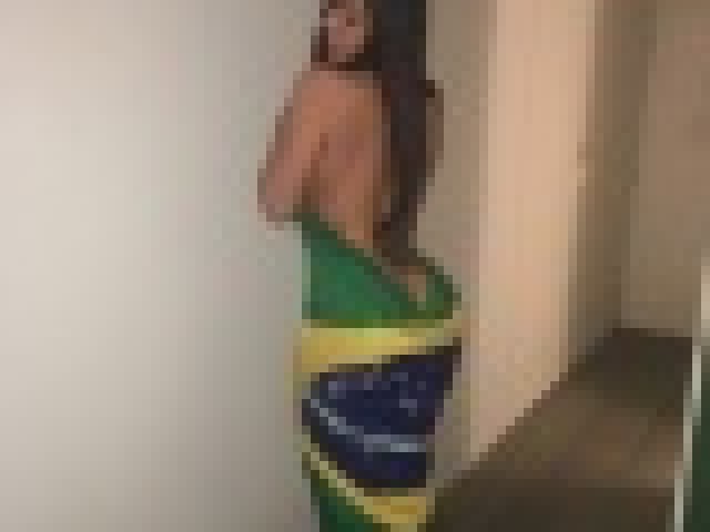Suzy Cortez posa nua com bandeira em homenagem ao ouro de Robson Conceição