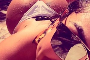 Bumbum de Mulher Melancia rouba a cena em foto |