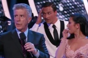 Homens invadem palco de programa para protestar contra Lochte e são detidos | Reprodução/ABC