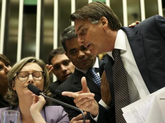 Tumulto com Bolsonaro marca sessão da Câmara sobre violência contra a mulher