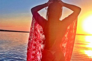 Namorada de Zezé di Camargo impressiona em foto de biquÃni |