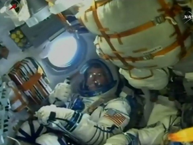 Nave Soyuz se acopla com sucesso à Estação Espacial Internacional