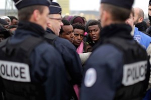 Começa retirada de migrantes da 'Selva' de Calais, na França | Foto: Emilio Morenatti/ AP