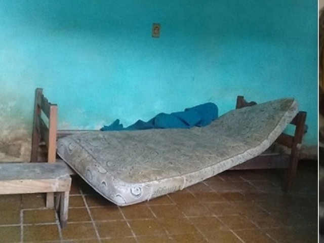 Homem é solto após passar cerca de 20 anos acorrentado pela família