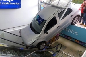 Carro desgovernado invade farmácia em Belo Horizonte |