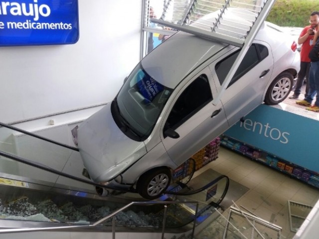 Carro desgovernado invade farmácia em Belo Horizonte
