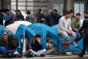 Mais imigrantes montam barracas em Paris após fechamento de 'Selva' | Foto: Reuters/Charles Platiau
