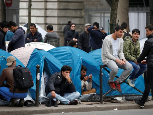Mais imigrantes montam barracas em Paris após fechamento de 'Selva'