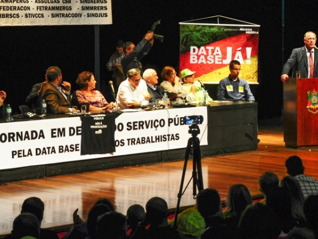 Ciro Gomes contesta medidas de Sartori para servidores