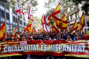 Espanhóis voltam às ruas de Barcelona contra independência da Catalunha | Foto: REUTERS/Gonzalo Fuentes