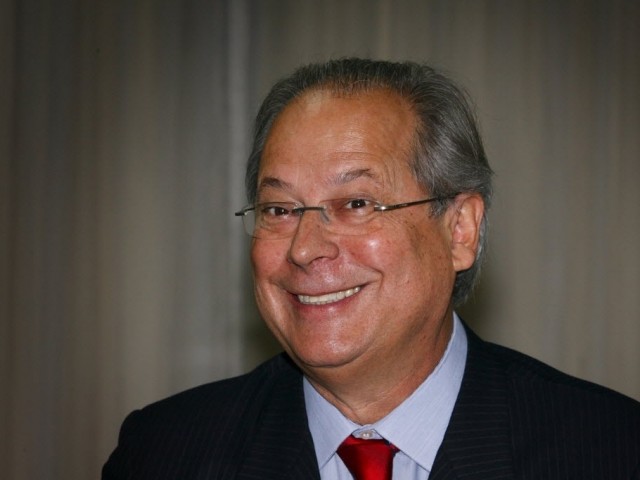 José Dirceu é filmado dançando samba em festa em Brasília