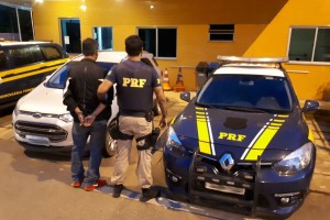 PRF de Leopoldina detém pela 2º vez motorista com carro roubado | (Foto: PolÃcia Rodoviária Federal/Divulgação)
