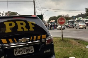 Protesto de caminhoneiros nas estradas do Paraná contra o aumento do diesel  | Foto: PRF/Divulgação