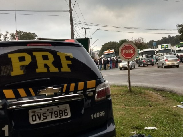 Protesto de caminhoneiros nas estradas do Paraná contra o aumento do diesel