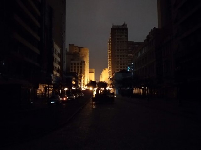 Centro de Curitiba tem apagão de quase quatro horas