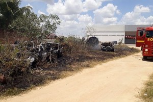 Incêndio em vegetação atinge cinco veÃculos em terreno em Arapiraca | Cayo César