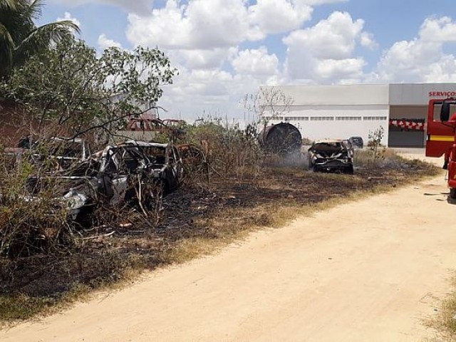 Incêndio em vegetação atinge cinco veículos em terreno em Arapiraca