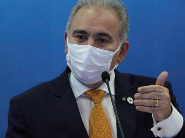 Ministro da Saúde afirma que continua no cargo