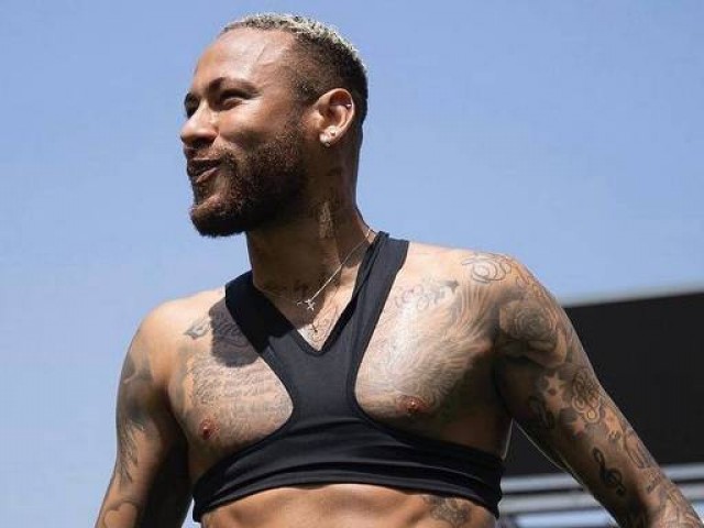Neymar posta fotos sem camisa em resposta a críticas a sua forma física