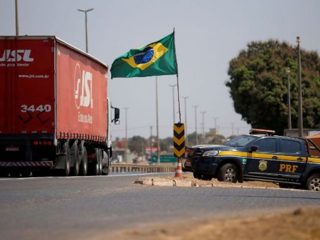 PRF libera 35 pontos de bloqueio de caminhoneiros