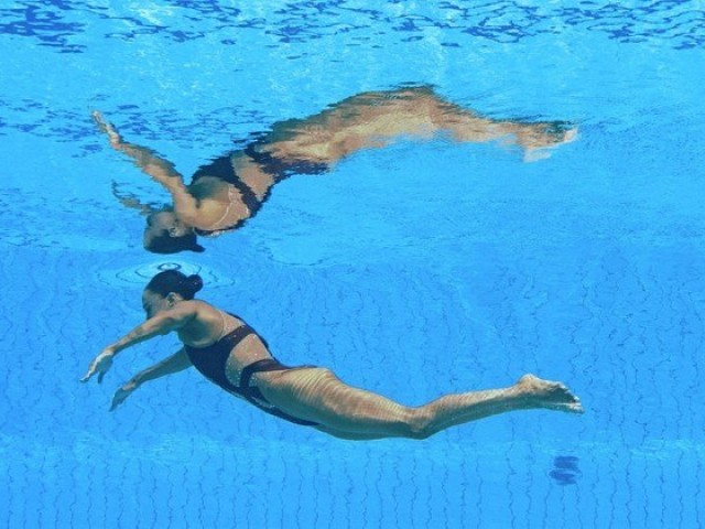 Nadadora americana desmaia em piscina e é salva por treinadora