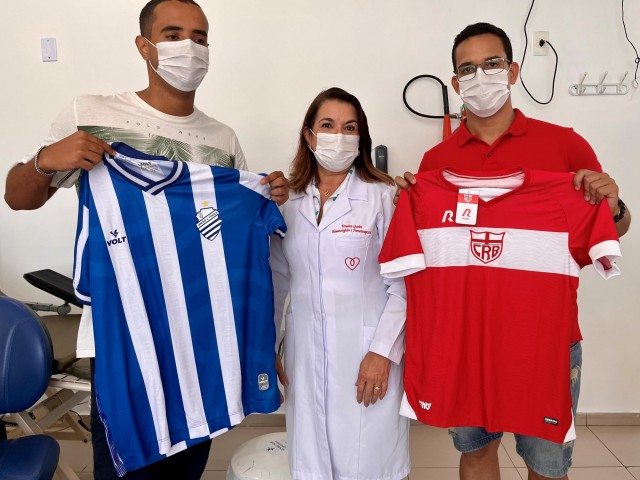 Hemoal entrega camisas do CSA e CRB aos doadores sorteados na Campanha Torcedor Sangue Bom
